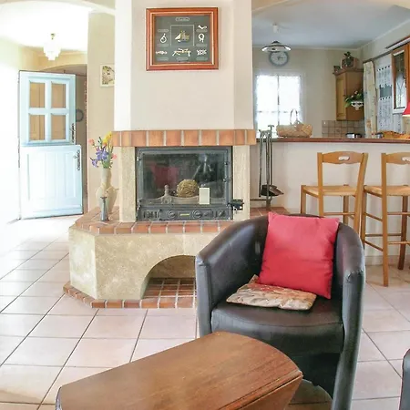 Дом отдыха Three-bedroom In Sur