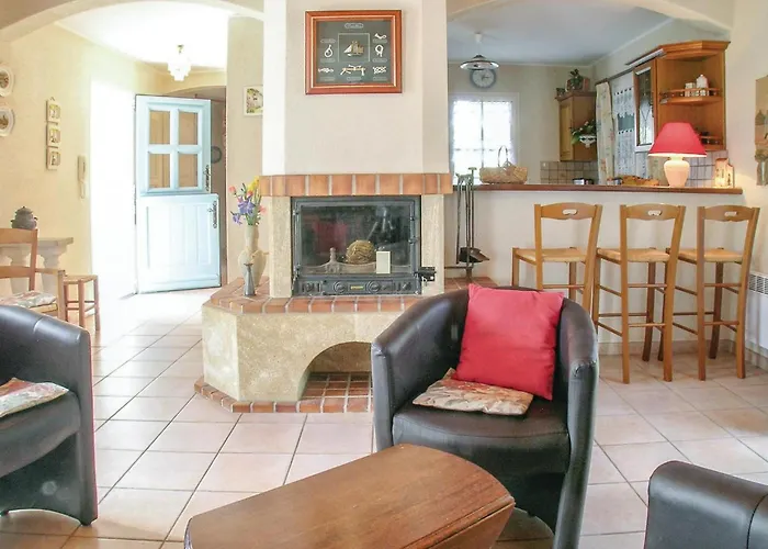 Дом отдыха Three-bedroom In Sur