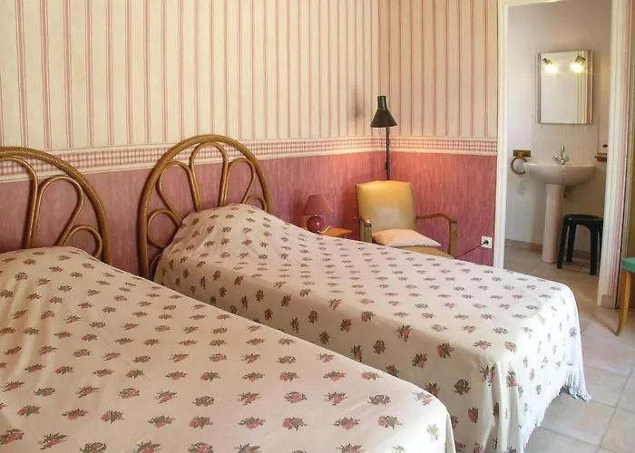 Дом отдыха Three-bedroom In Sur